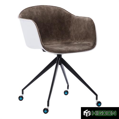 Modern and versatile armchair