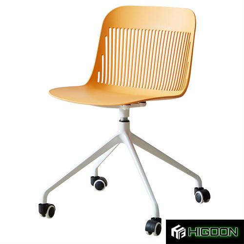 Computer chair with casters